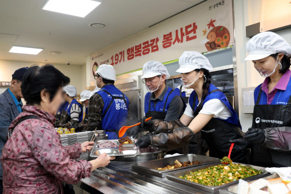 추석을 앞두고 16일 경기 과천시노인복지관에서 열린 19기 행복공감봉사단의 명절맞이 배식 및 나눔 봉사 활동에서 조용범 기획예산처 차관과 배우 박하선 등 봉사단원들이 배식봉사를 하고 있다. 2026.9.16 연합뉴스