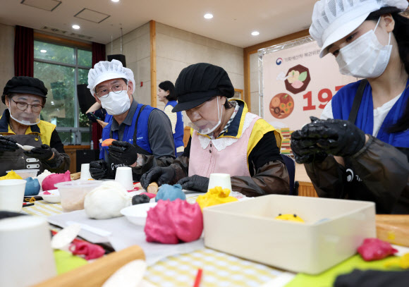 추석을 앞두고 16일 경기 과천시노인복지관에서 열린 19기 행복공감봉사단의 명절맞이 배식 및 나눔 봉사 활동에서 조용범 기획예산처 차관과 배우 박하선 등 봉사단원들이 어르신들과 함께 송편을 빚고 있다. 2026.9.16 연합뉴스