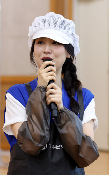 추석을 앞두고 16일 경기 과천시노인복지관에서 열린 19기 행복공감봉사단의 명절맞이 배식 및 나눔 봉사 활동에서 봉사단장인 배우 박하선이 인사말을 하고 있다. 2026.9.16 연합뉴스