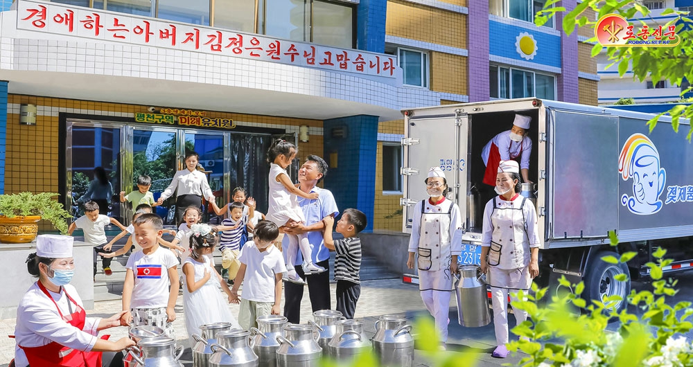 북한 노동당 기관지 노동신문은 16일 전국의 어린이들에게 젖제품(유제품)을 공급하는 육아 정책을 선전하며 “아이들이 있는 곳이라면 이 나라 방방곡곡 어디로나 뻗어간 운반길로 우리 아이들의 웃음이 실려오고 있다”라고 보도했다. 평양 노동신문 뉴스1