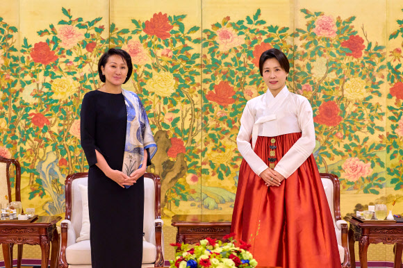 김혜경 여사, 키르기스스탄 대통령 부인과 환담