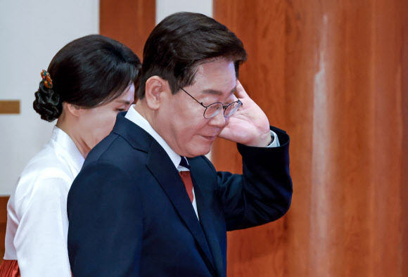 키르기스 정상 기다리는 이재명 대통령