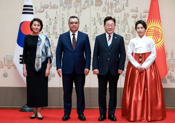 기념촬영하는 한-키르기스 정상 부부