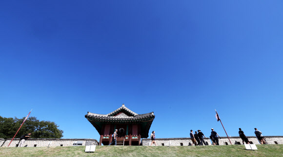 쾌청한 가을 날씨를 보인 16일 관광객들이 경기도 수원시 세계문화유산 화성(華城) 성곽길을 걷고 있다. 2026.9.16 연합뉴스