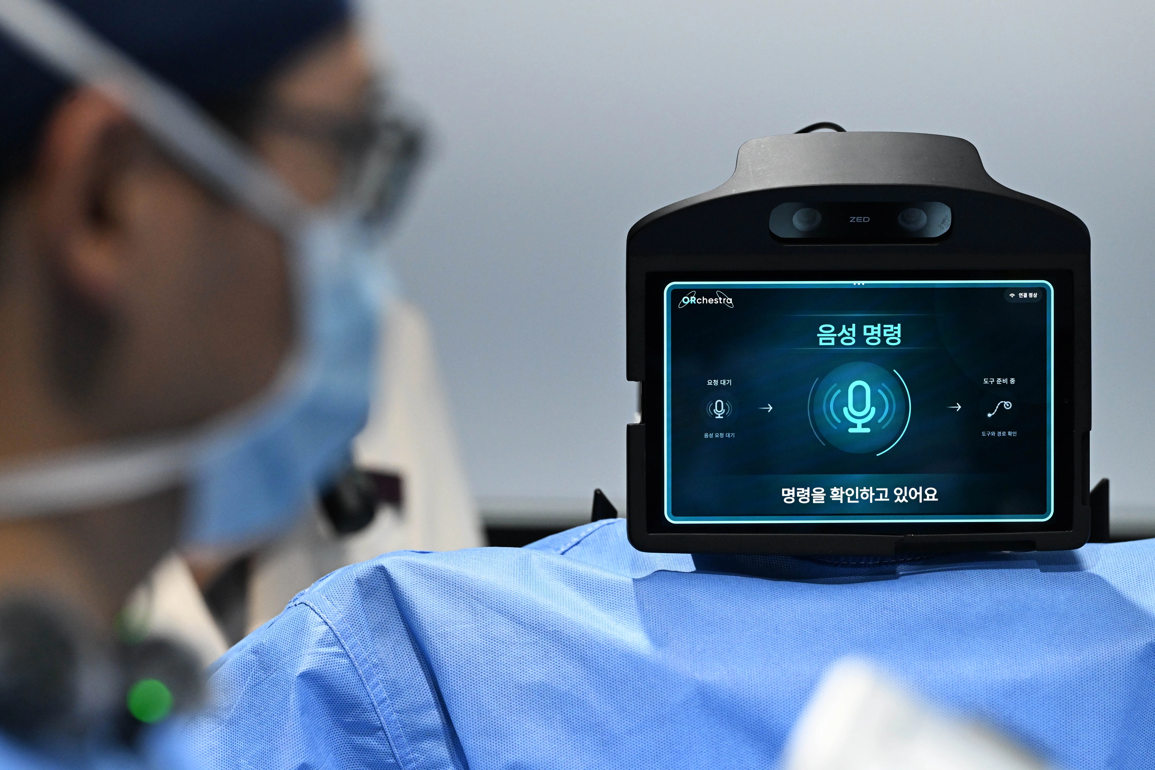 16일 서울 강남구 삼성생명 일원역빌딩에서 열린 휴머노이드 수술보조로봇 시연에서 오남기 삼성서울병원 이식외과분과 교수가 로봇과 함께 수술을 시연하고 있다. 2026.9.16