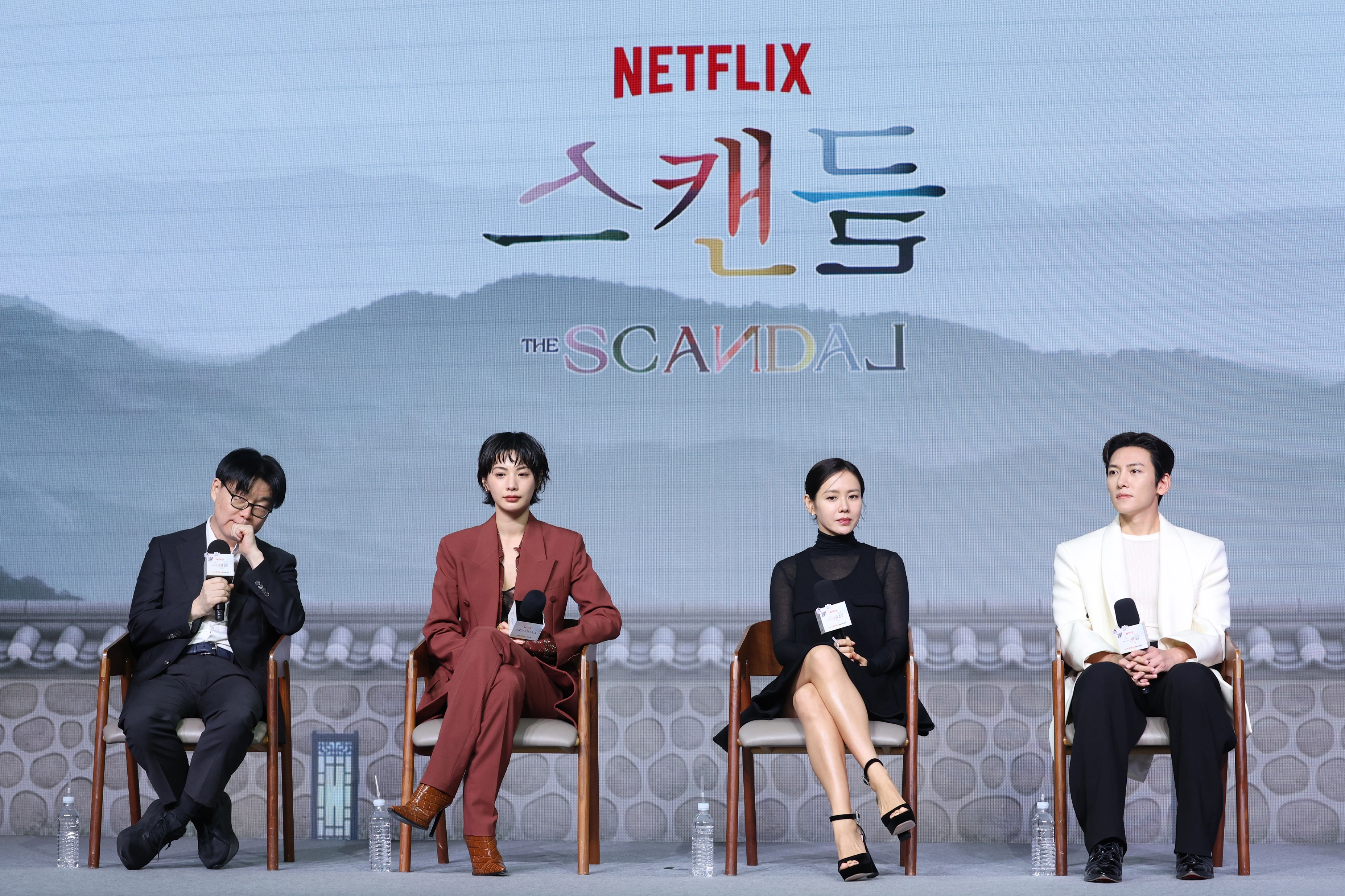 9일 서울 종로구 JW메리어트동대문스퀘어에서 넷플릭스 새 시리즈 ‘스캔들’ 제작발표회가 열리고 있다. 왼쪽부터 정지우 감독, 나나, 손예진, 지창욱. 2026.9.9. 연합뉴스