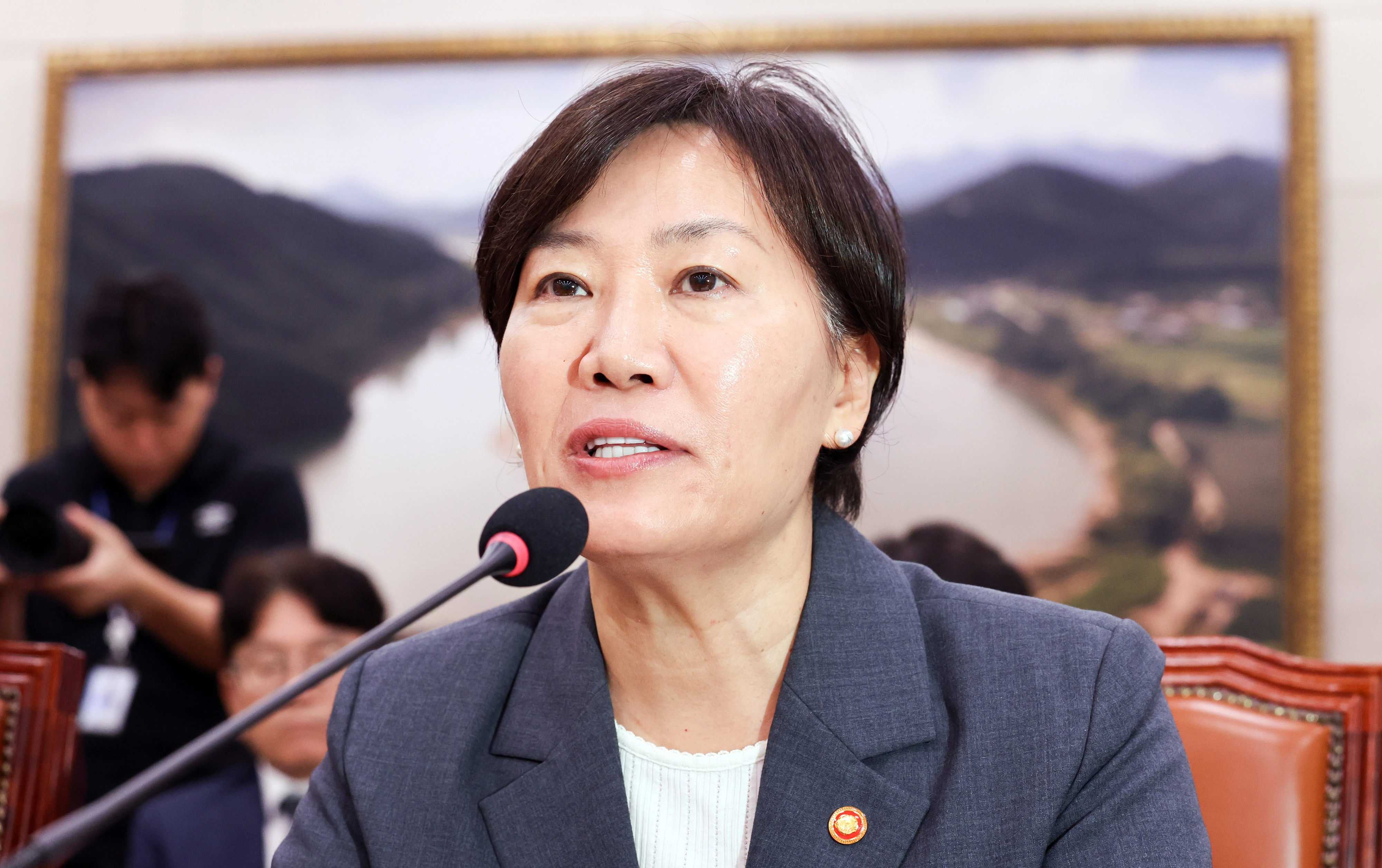 농지 전수조사 관련 질의에 답하는 송미령 장관송미령 농림축산식품부 장관이 17일 여의도 국회에서 열린 제439회국회(정기회)  농림축산식품해양수산위원회 제2차 전체회의에서 농지 전수조사 관련 질의에 답변하고 있다. 뉴시스