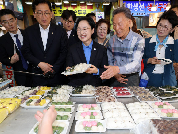 한성숙 국무총리가 추석을 앞두고 17일 서울 관악구 신원시장을 방문, 떡을 구매하고 있다. 2026.9.17 연합뉴스