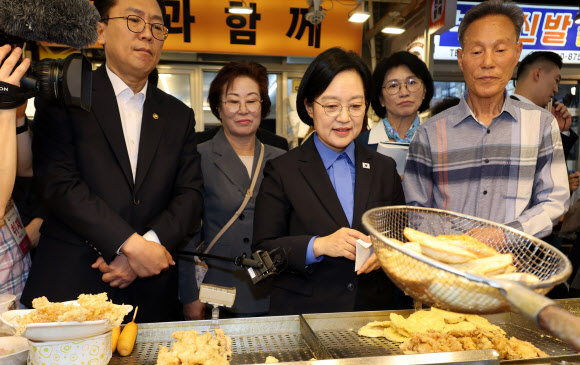 한성숙 국무총리가 추석을 앞두고 17일 서울 관악구 신원시장을 방문, 튀김을 구매하고 있다. 2026.9.17 연합뉴스