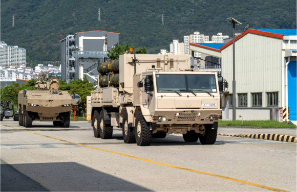 지난 14일 한화에어로스페이스 창원2사업장 성능시험장에서 중거리 지대공 유도탄 천궁-II, 차륜형 장갑차 타이곤이 기동하고 있다. 2026.9.17  한화에어로스페이스 제공