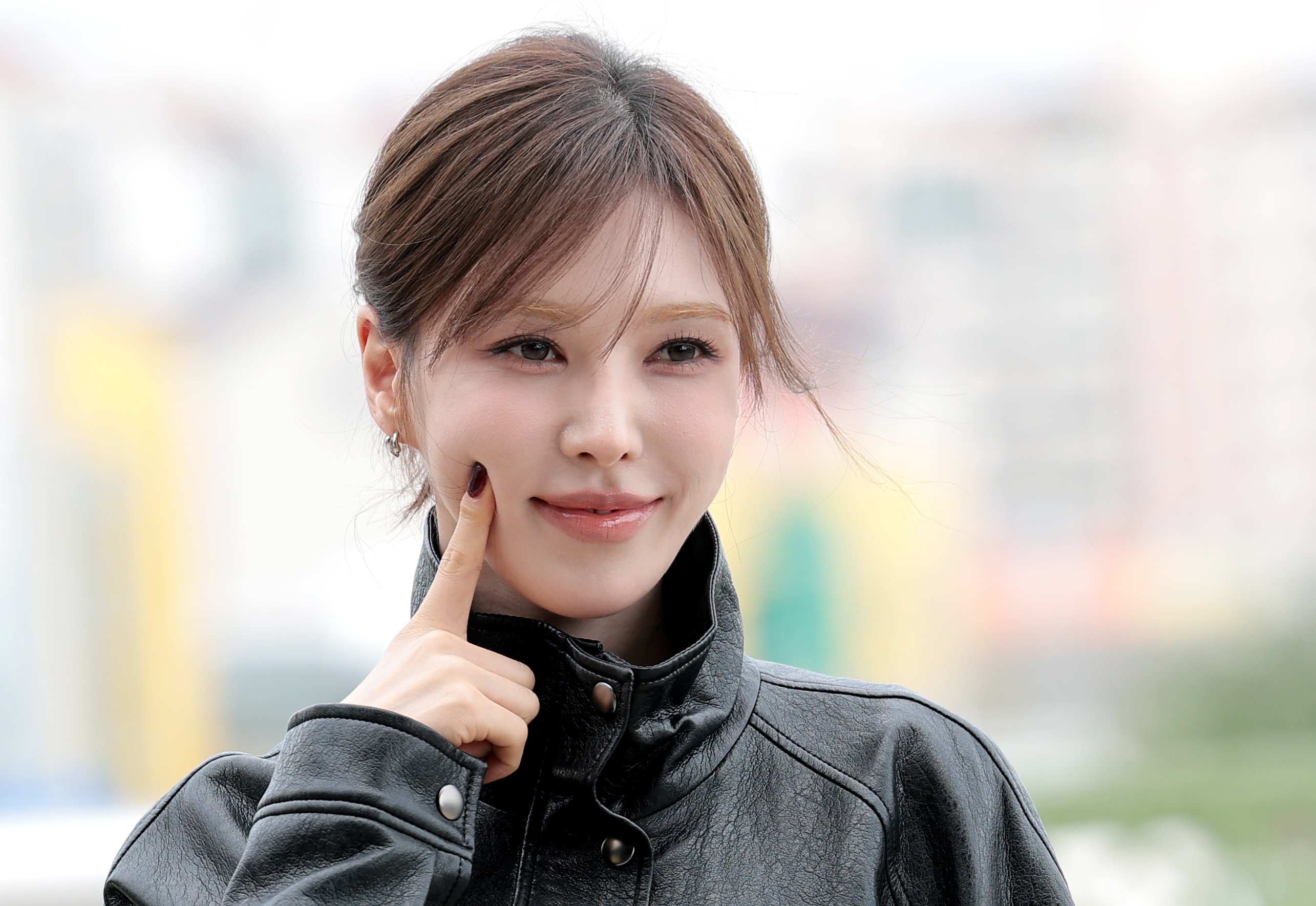 레드벨벳 웬디가 해외 일정을 위해 17일 김포공항을 통해 일본 도쿄로 출국하기 전 인사를 하고 있다. 2026.9.17. 뉴스1