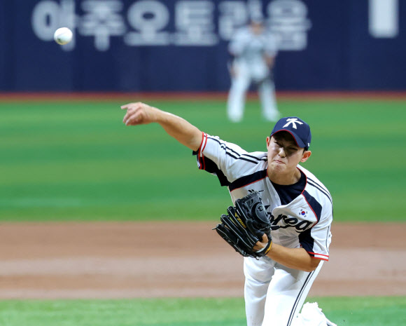 17일 서울 고척스카이돔에서 열린 2026 아이치·나고야 아시안게임 야구 대표팀과 상무 야구단의 연습 경기. 2회초 투수 김영우가 역투하고 있다. 2026.9.17  연합뉴스
