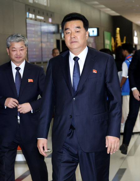 김일국 북한 체육상 겸 조선올림픽위원회 위원장이 17일 2026 아이치·나고야 아시안게임에 참석하기 위해 일본 주부국제공항을 통해 입국하고 있다. 2026.9.17  연합뉴스