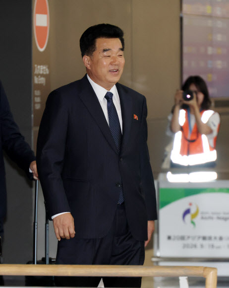 김일국 북한 체육상 겸 조선올림픽위원회 위원장이 17일 2026 아이치·나고야 아시안게임에 참석하기 위해 일본 주부국제공항을 통해 입국하고 있다. 2026.9.17  연합뉴스
