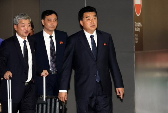 김일국 북한 체육상 겸 조선올림픽위원회 위원장이 17일 2026 아이치·나고야 아시안게임에 참석하기 위해 일본 주부국제공항을 통해 입국하고 있다. 2026.9.17  연합뉴스