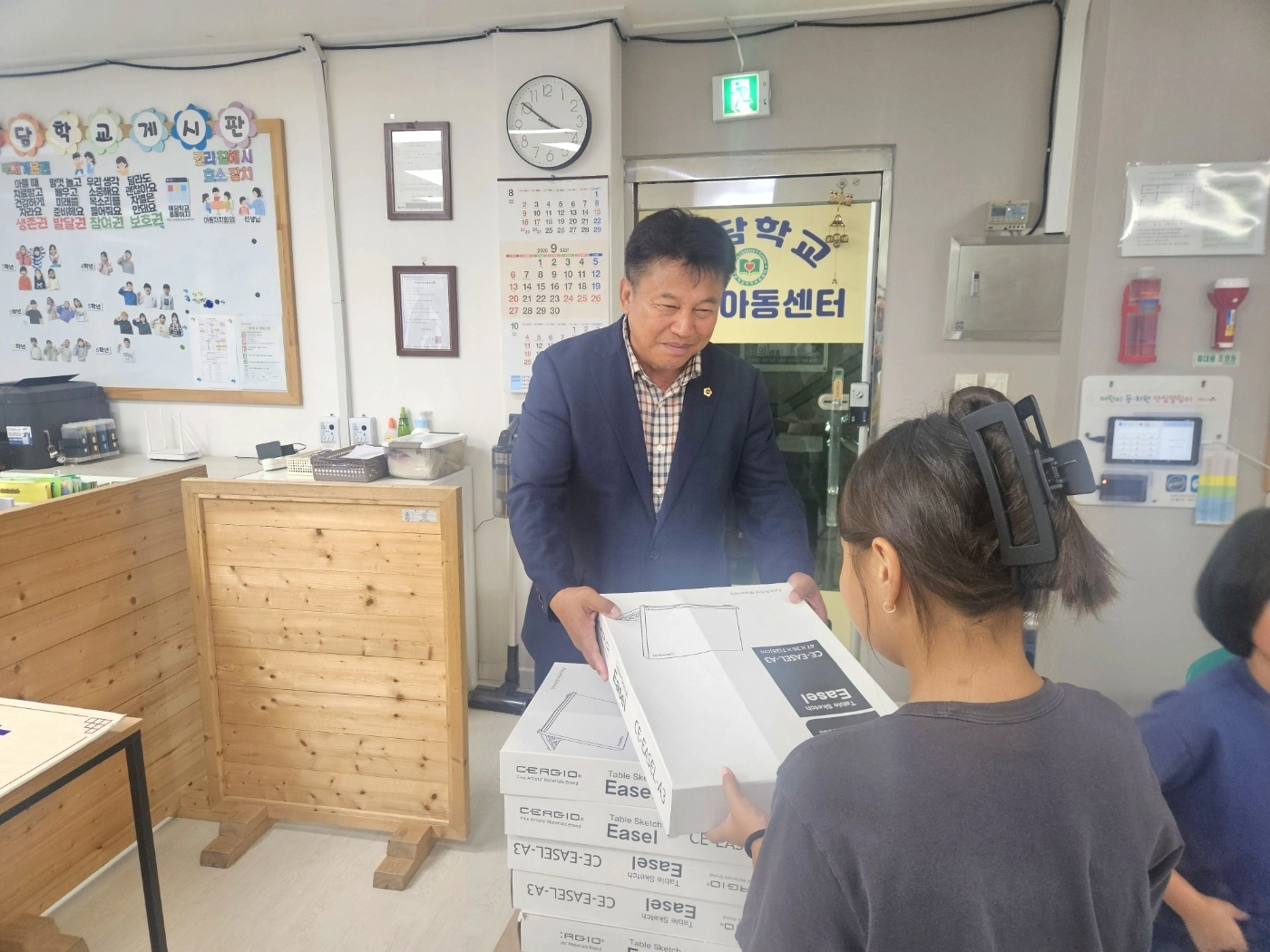 아닐 정용채 의원은 문구용품과 학습교구 등을 전달했다. 경북도의회 제공
