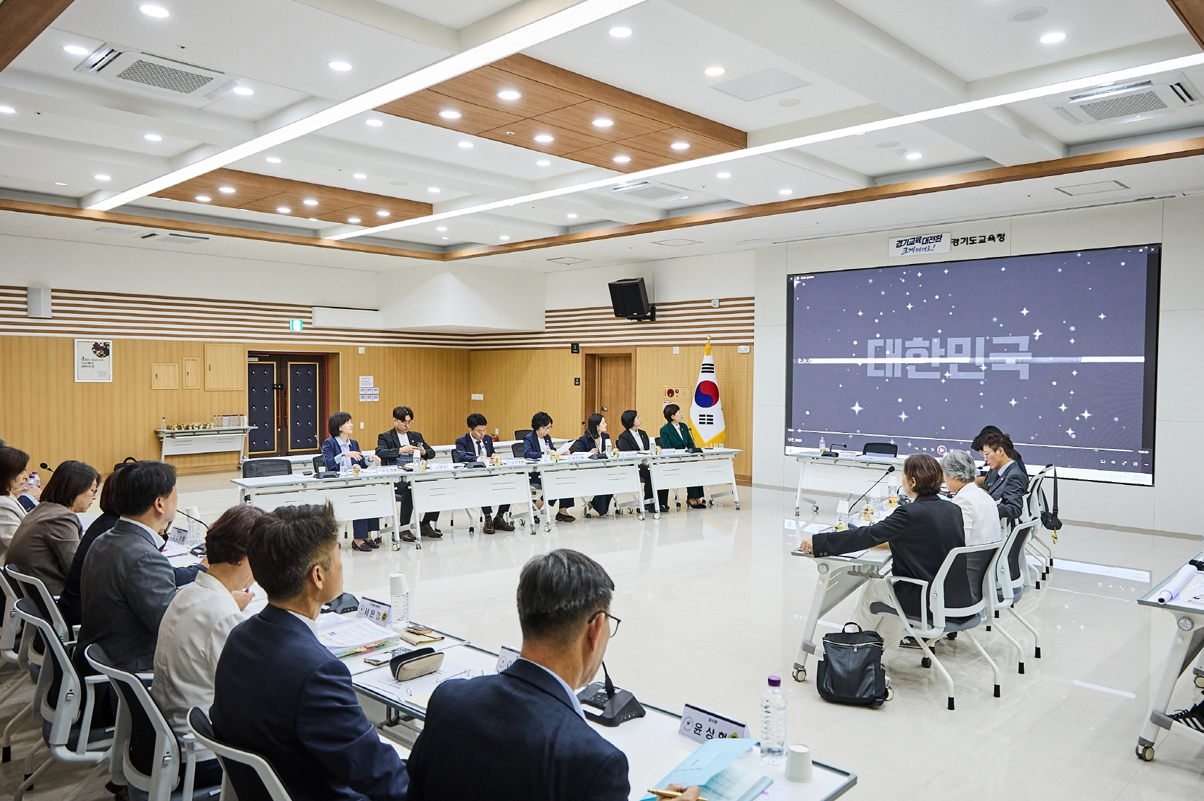 ▲17일 조원청사 회의실에서 열린 재정설명회에서 경기도의회 도교육청 예결특위 위원들과 도교육청 관계자들이 2027년도 교육재정 및 정책 과제를 논의하고 있다. (사진=경기도의회)