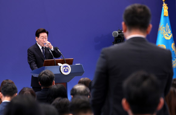 이재명 대통령이 18일 청와대 영빈관에서 열린 기자회견에서 취재진의 질문을 들으며 물을 마시고 있다. 2026.9.18 연합뉴스