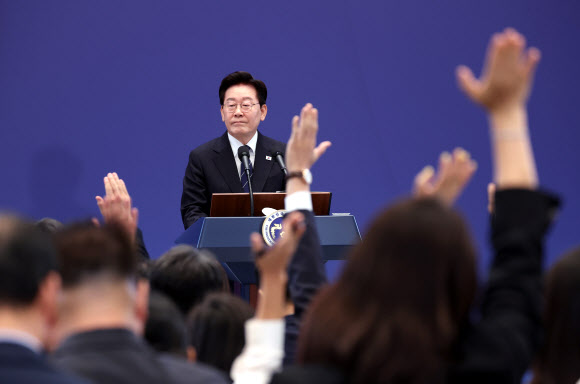 이재명 대통령이 18일 청와대 영빈관에서 열린 기자회견에서 취재진의 질문을 받고 있다. 2026.9.18 연합뉴스