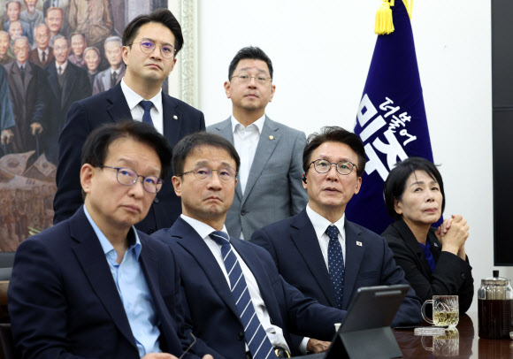 더불어민주당 김민석 대표?한병도 원내대표 등 지도부가 18일 국회에서 이재명 대통령의 대국민 기자회견 생중계를 보고 있다. 2026.9.18 [공동취재] 연합뉴스
