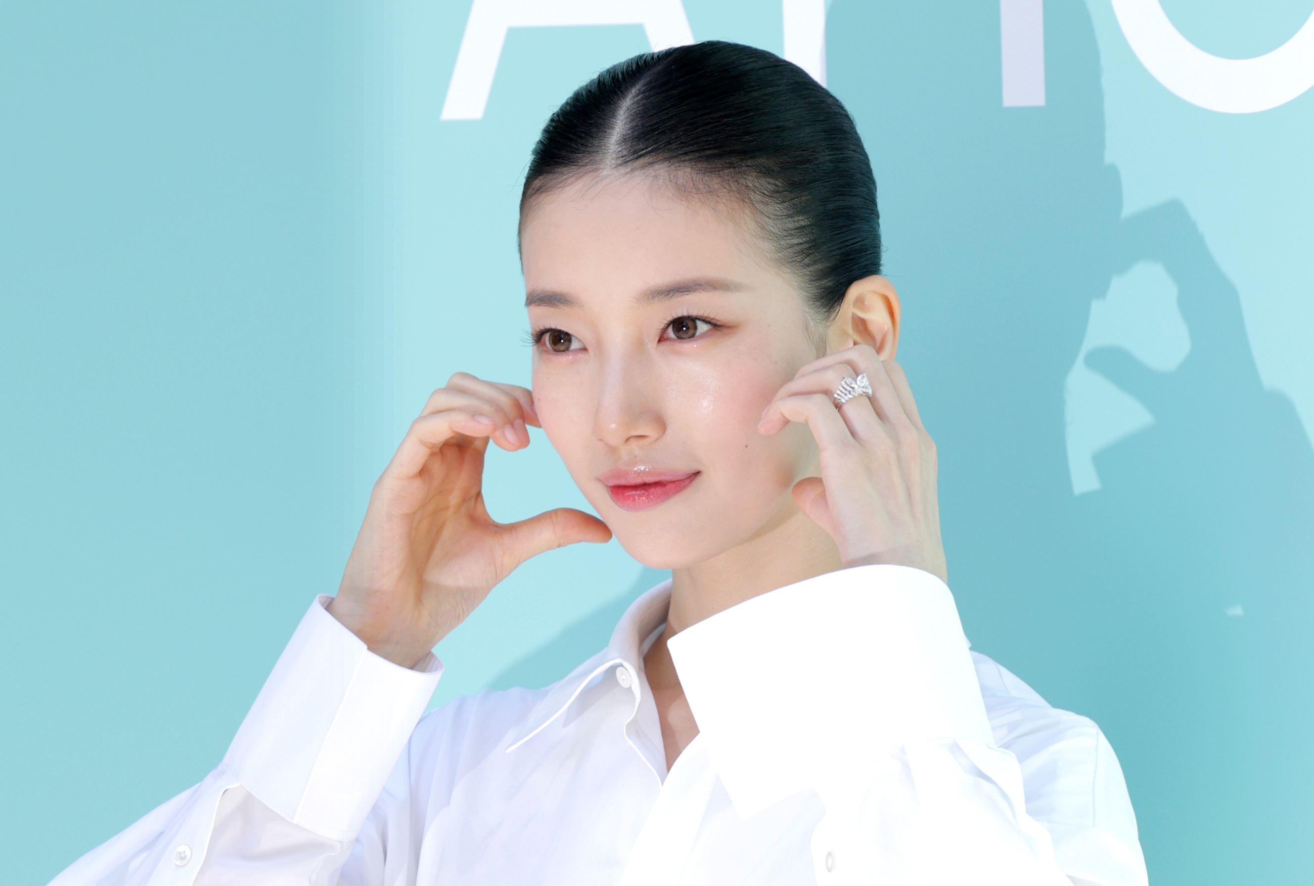 배우 수지가 18일 서울 성동구 올리브영 N 성수에서 열린 더 파운더즈 뷰티 브랜드 아누아(Anua) ‘PDRN’ 라인 팝업스토어 오픈 행사에 참석해 포즈를 취하고 있다. 2026.9.18. 뉴스1