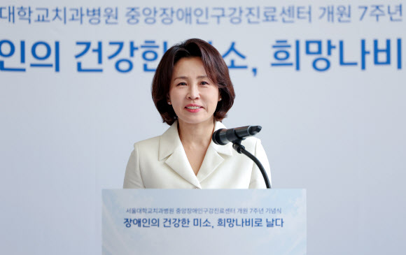 김혜경 여사가 18일 서울 종로구 서울대학교 치과병원에서 열린 중앙장애인구강진료센터 개원 7주년 기념식에서 축사하고 있다. 2026.9.18. 청와대통신사진기자단