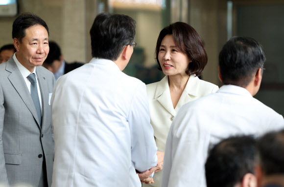 김혜경 여사가 18일 서울 종로구 서울대학교 치과병원에서 열린 중앙장애인구강진료센터 개원 7주년 기념식에서 참석자들과 인사하고 있다. 2026.9.18. 청와대통신사진기자단