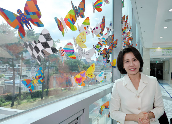 김혜경 여사가 18일 서울 종로구 서울대학교 치과병원에서 열린 중앙장애인구강진료센터 개원 7주년 기념식을 마친 후 희망 메시지를 적어 붙인 뒤 기념촬영을 하고 있다. 김 여사는 “함께 웃을 수 있는 더 좋은 미래를 응원합니다”라고 메시지를 남겼다. 2026.9.18. 청와대통신사진기자단