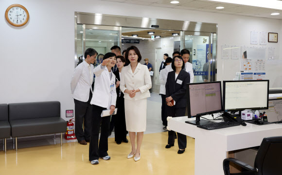 김혜경 여사가 18일 서울 종로구 서울대학교 치과병원에서 열린 중앙장애인구강진료센터 개원 7주년 기념식 행사를 마친 뒤 센터 내부를 둘러보고 있다. 2026.9.18. 청와대통신사진기자단