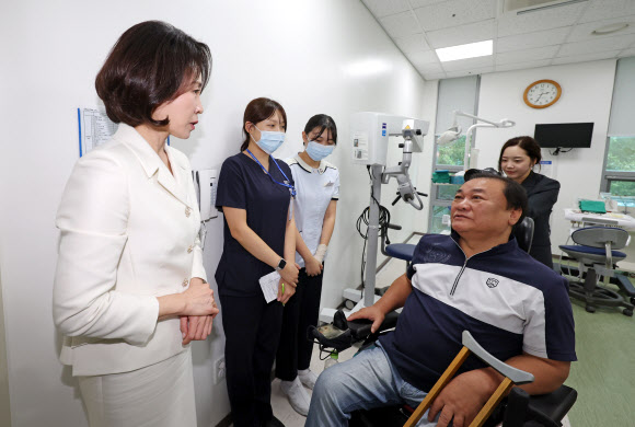 김혜경 여사가 18일 서울 종로구 서울대학교 치과병원에서 열린 중앙장애인구강진료센터 개원 7주년 기념식 행사를 마친 뒤 시설을 둘러보며 내원객과 대화하고 있다. 2026.9.18. 청와대통신사진기자단
