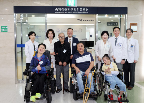 김혜경 여사가 18일 서울 종로구 서울대학교 치과병원에서 열린 중앙장애인구강진료센터 개원 7주년 기념식 행사 후 센터 관계자 및 내원객과 기념촬영을 하고 있다. 2026.9.18. 청와대통신사진기자단