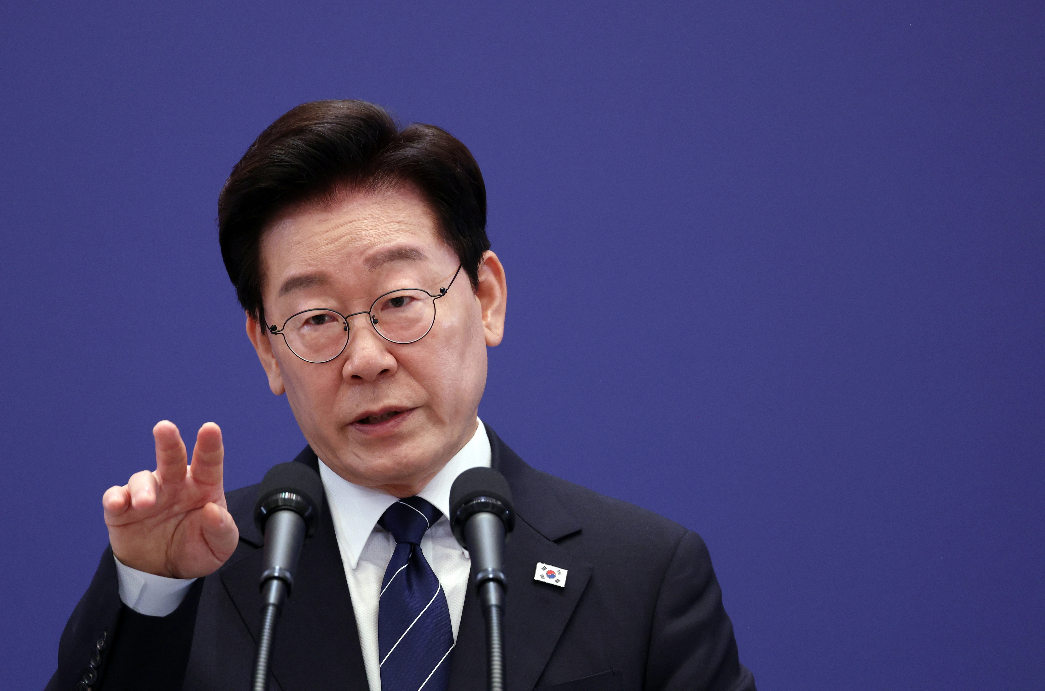 이재명 대통령이 18일 청와대 영빈관에서 열린 기자회견 ‘국민의 뜻, 국민의 삶 더 살피겠습니다’에서 질문에 답변하고 있다. 뉴시스