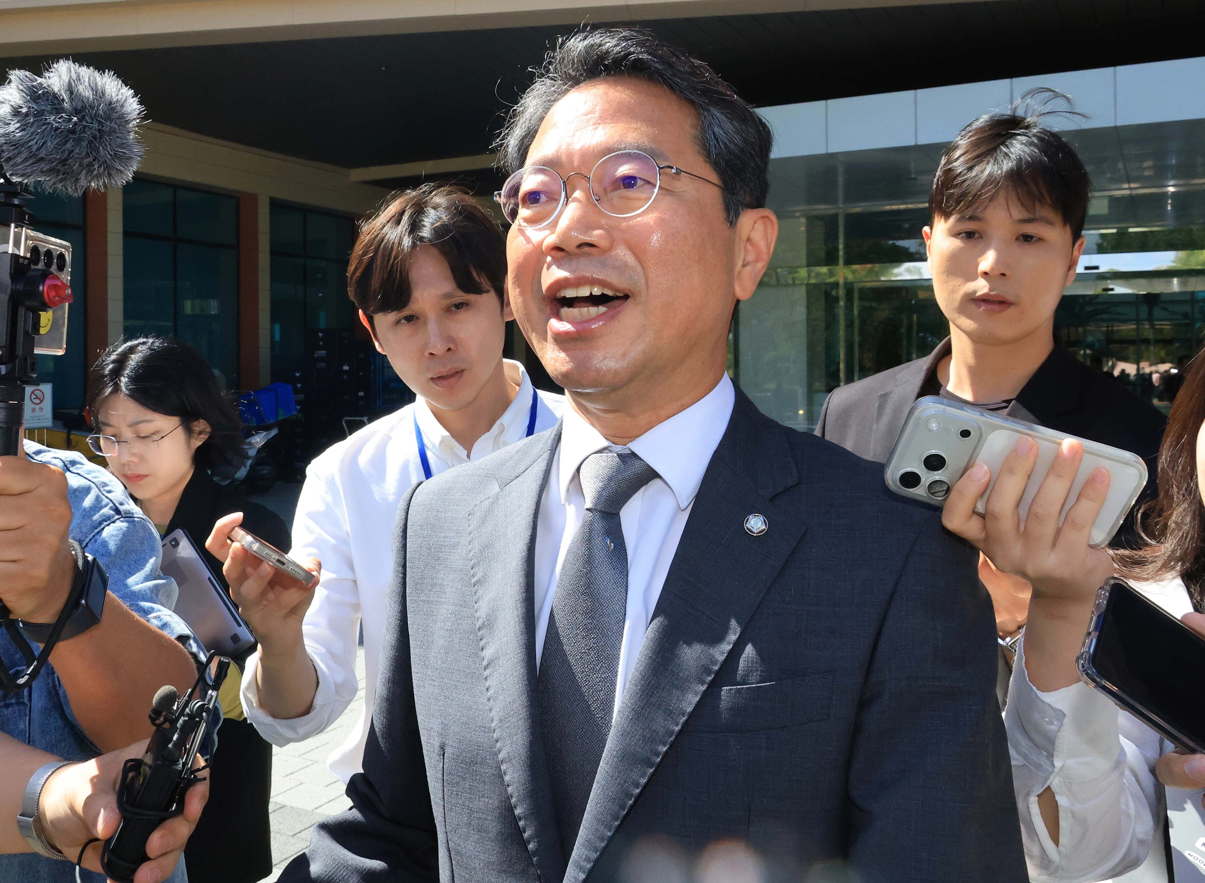 김승원 법무부 장관 후보자가 19일 사퇴 기자회견을 마치고 국회 소통관을 나서고 있다. 2026.9.19. 연합뉴스
