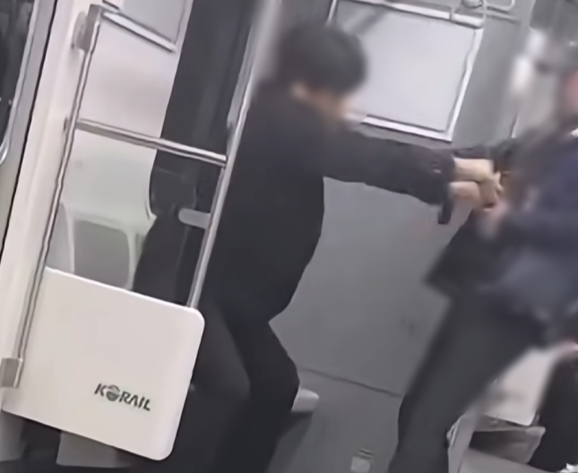 지난 8월에도 교통약자석에 있던 젊은 남성을 밀쳐 넘어뜨린 노년 남성의 영상이 공개됐다. 유튜브 캡처