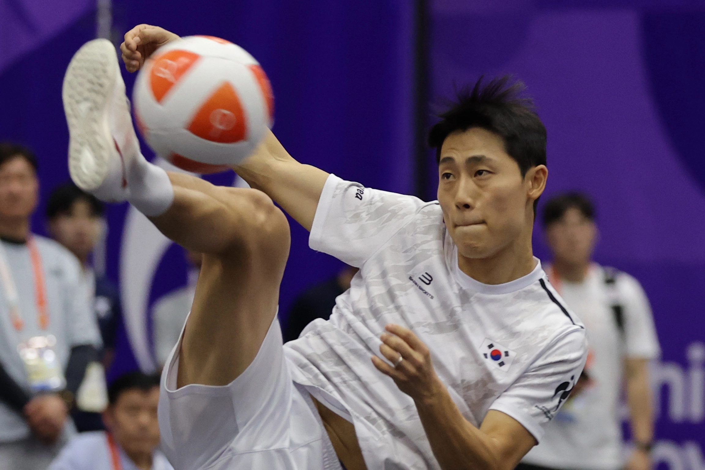 테크볼 국가대표 이준석이 19일 일본 나고야 히가시 스포츠센터에서 열린 2026 아이치·나고야아시안게임 테크볼 남자 단식 준결승에서 공격을 시도하고 있다. 2026.9.19 나고야 뉴시스