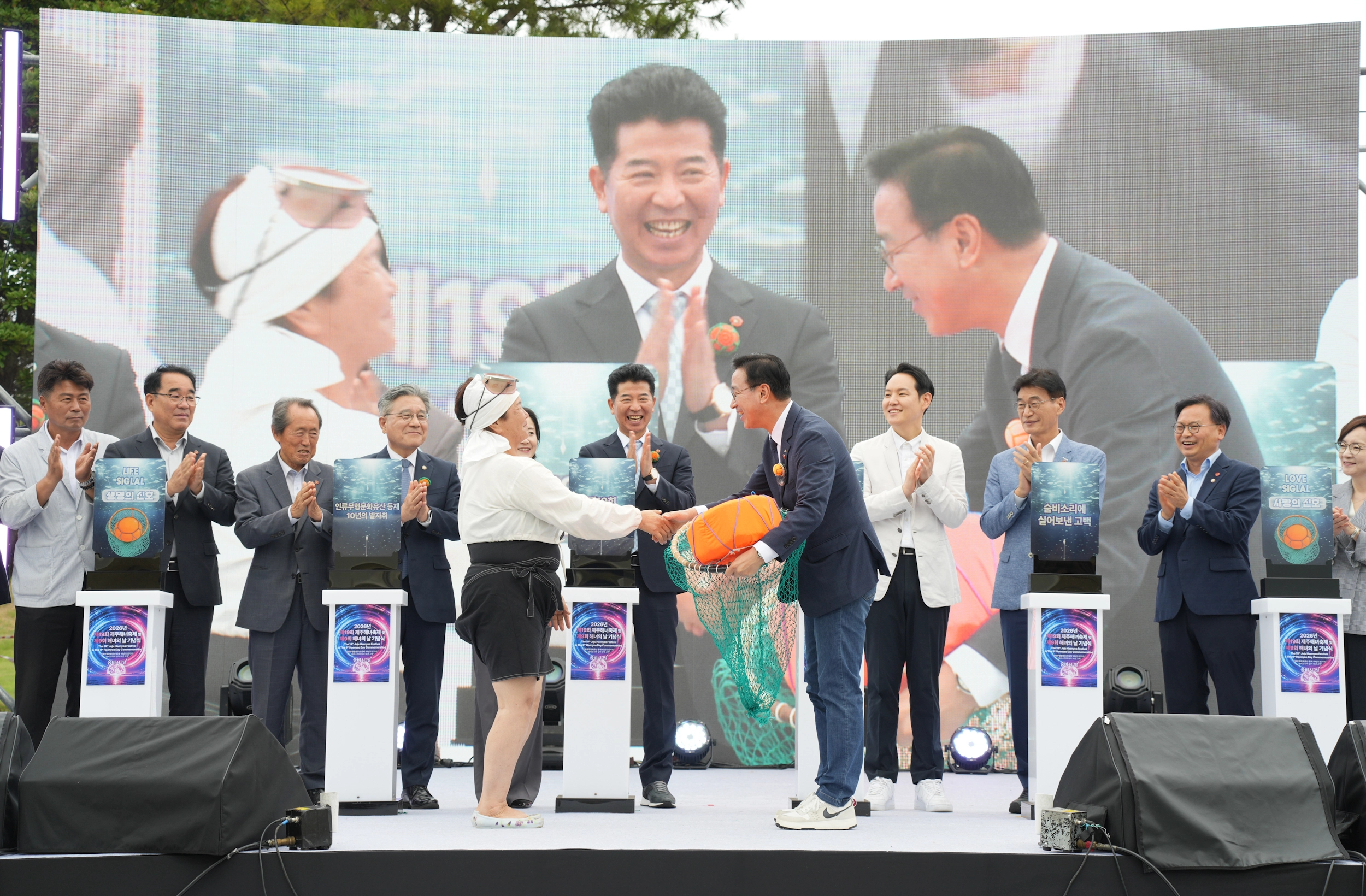 제주도는 19일 제주시 구좌읍 해녀박물관 일대에서 ‘인류무형문화유산 등재 10년의 발자취, 숨비소리에 실어 보낸 고백’을 주제로 제19회 제주해녀축제와 제9회 해녀의 날 기념식을 개최하고 있다. 제주도 제공