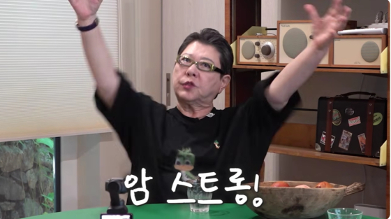 가수 양희은이 지난 4월 암 수술을 받은 사실이 뒤늦게 알려졌다. 유튜브 ‘김영철 오리지널’ 캡처