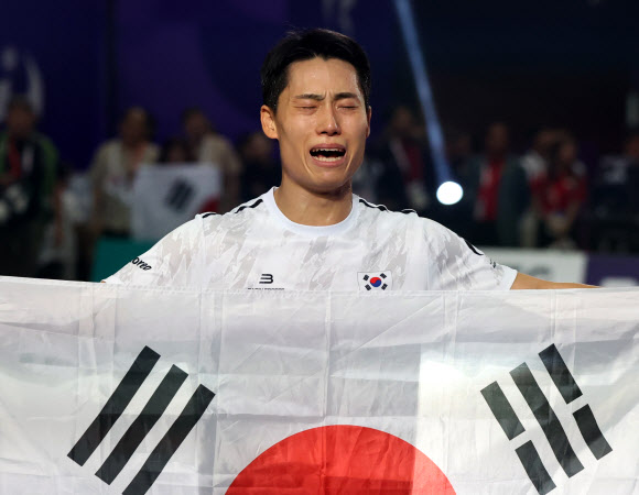 태극기 들고 금메달 환호하는 이준석