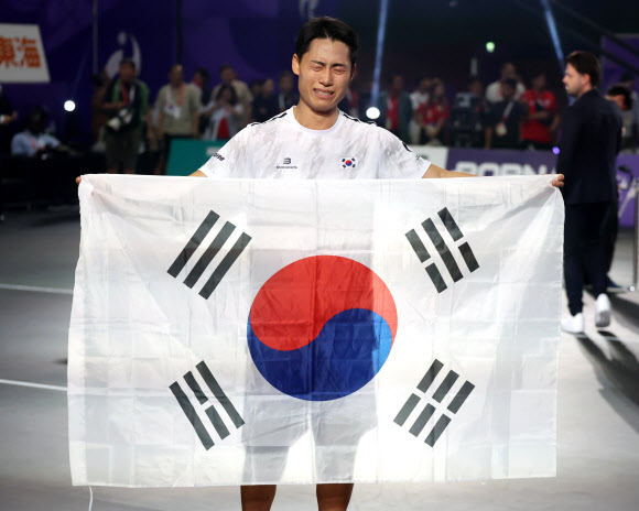 ‘테크볼 금메달’ 태극기 든 이준석