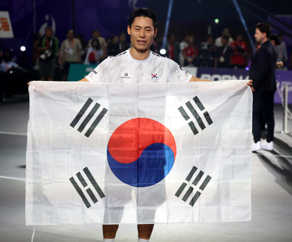 태극기 들고 금메달 환호하는 이준석