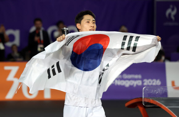 ‘테크볼 금메달’ 태극기 든 이준석