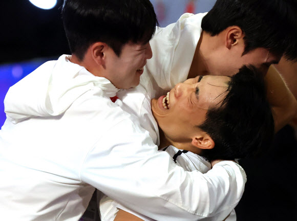 팀동료들과 금메달 환호하는 이준석