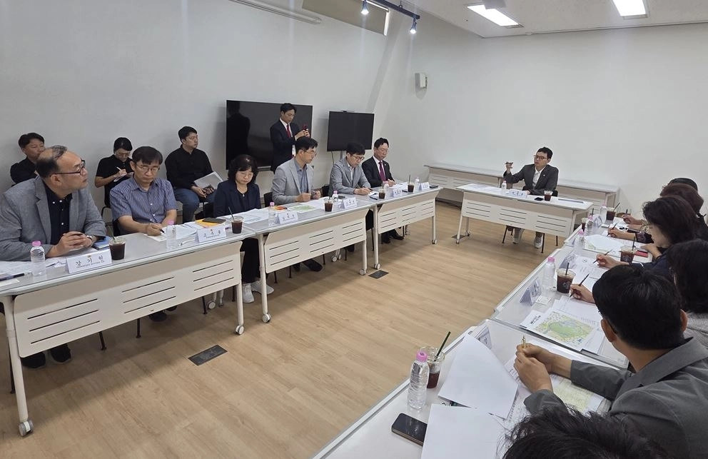 지난 18일 열린 ‘올림픽공원 몽촌해자 음악분수대 재설치 합동회의’에 침석한 박정훈 국회의원(가운데). 서울시의회 제공