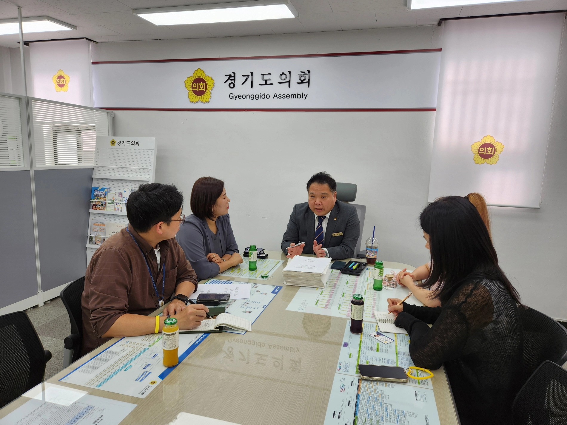 ▲조병진 의원이 의정부상담소에서 민락중학교 학부모 및 관계자들과 둘러앉아 교육환경 개선 대책 및 사업 추진 방안을 논의하고 있다. (사진=경기도의회)