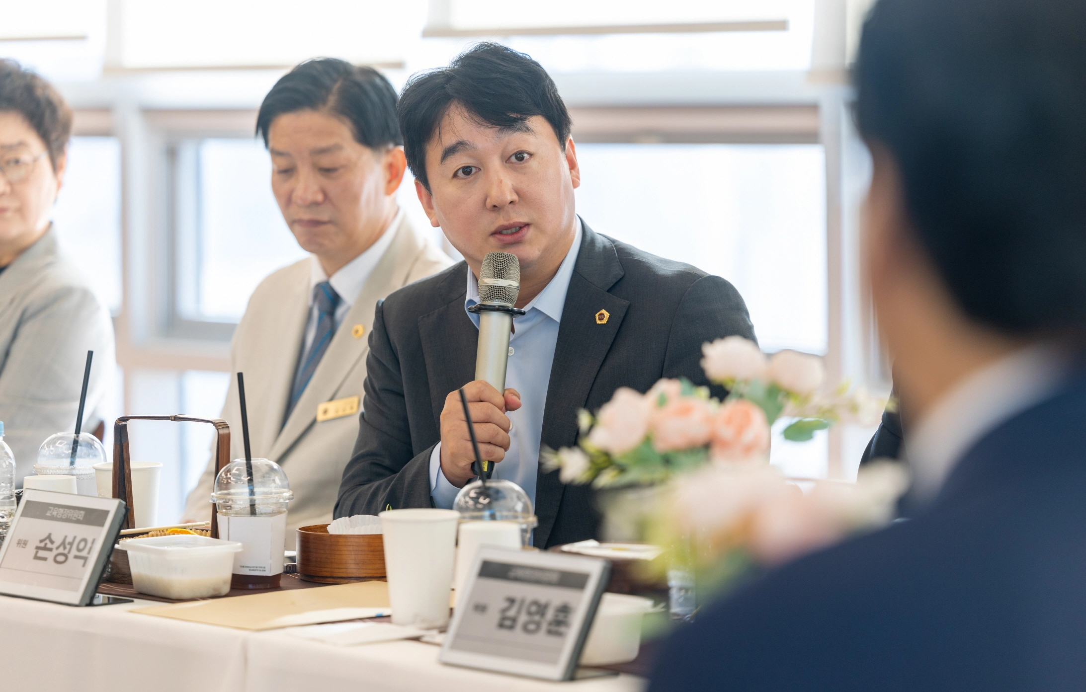 ▲손성익 의원이 17일 열린 안민석 경기도교육감과의 조찬 간담회에서 현장체험학습 활성화를 위한 안전관리 지원 대책을 발언하고 있다. (사진=경기도의회)