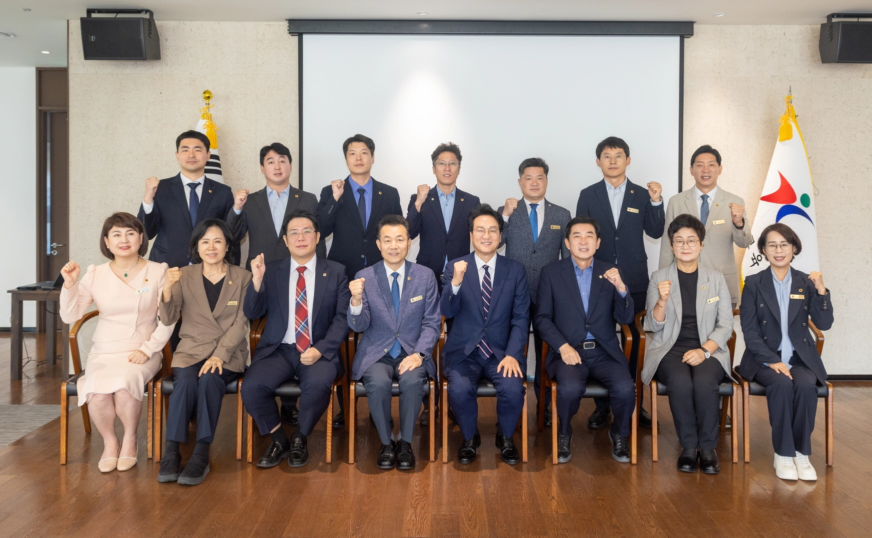 ▲경기도의회 교육행정위원회 위원들과 안민석 경기도교육감을 비롯한 관계자들이 17일 조찬 간담회를 마친 뒤 기념 촬영을 하고 있다. (사진=경기도의회)