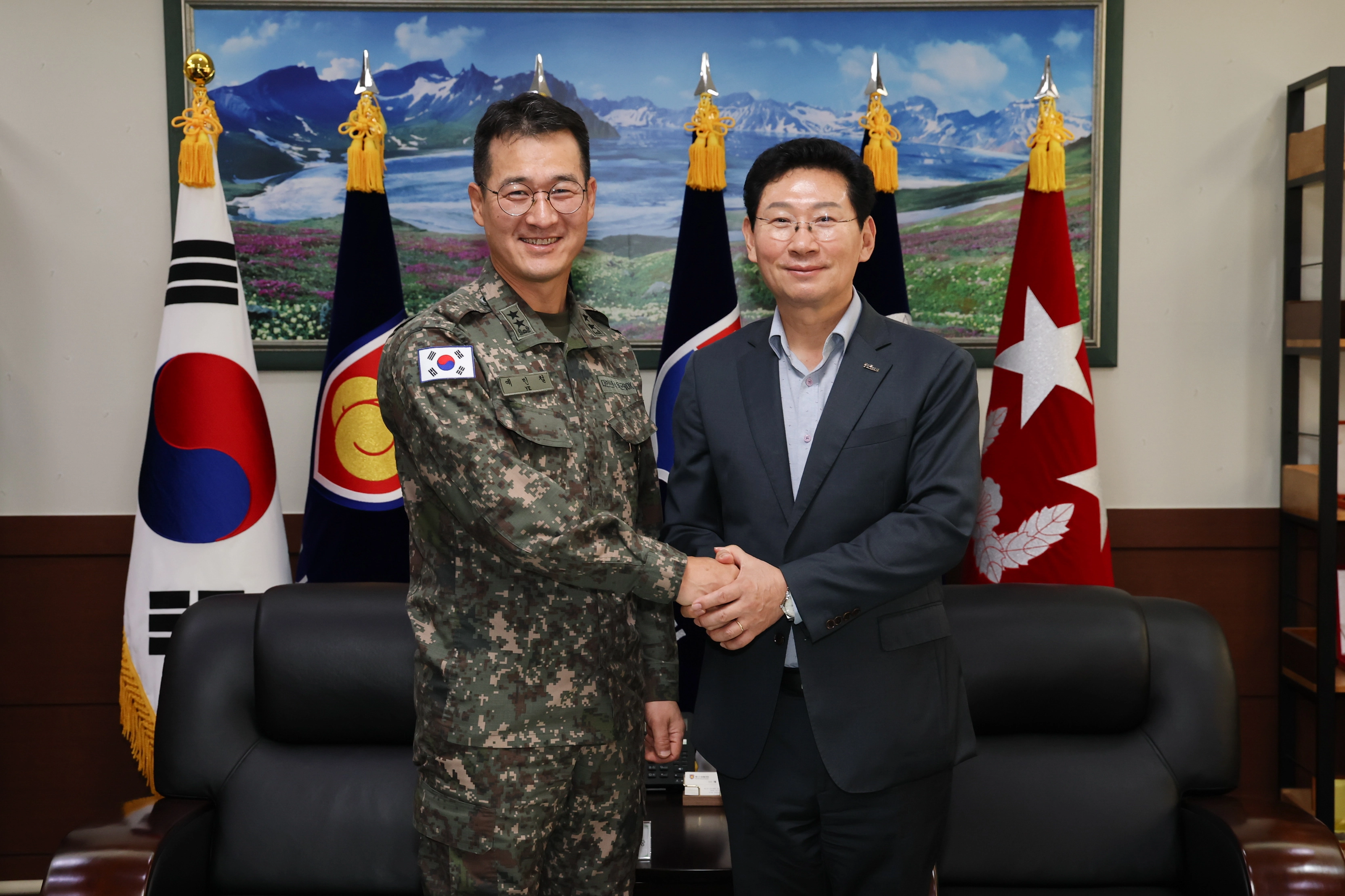 이상일 용인시장이 21일 제55보병사단을 찾아 시와 군 협력 방안에 대한 의견을 나눈 뒤 예민철 소장과 기념 촬영을 하고 있다. 용인시 제공