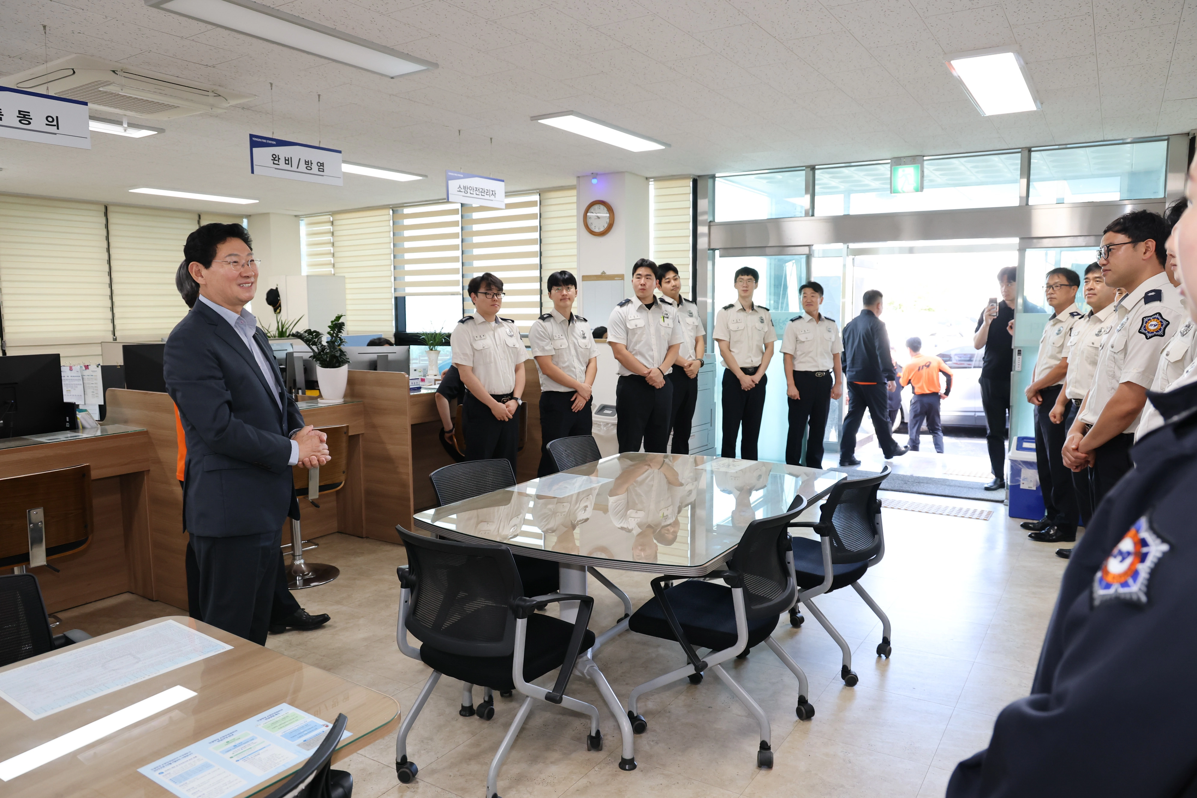 이상일 용인시장이 21일 추석을 앞두고 용인소방서를 찾아 소방대원들의 노고에 감사를 표했다. 용인시 제공