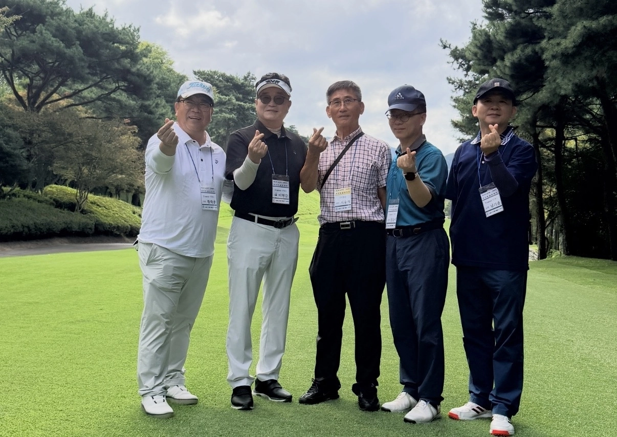 제14회 순천중고총동창회장배 골프대회에 참가한 동문들이 시타 후 기념사진을 찍고 있다.