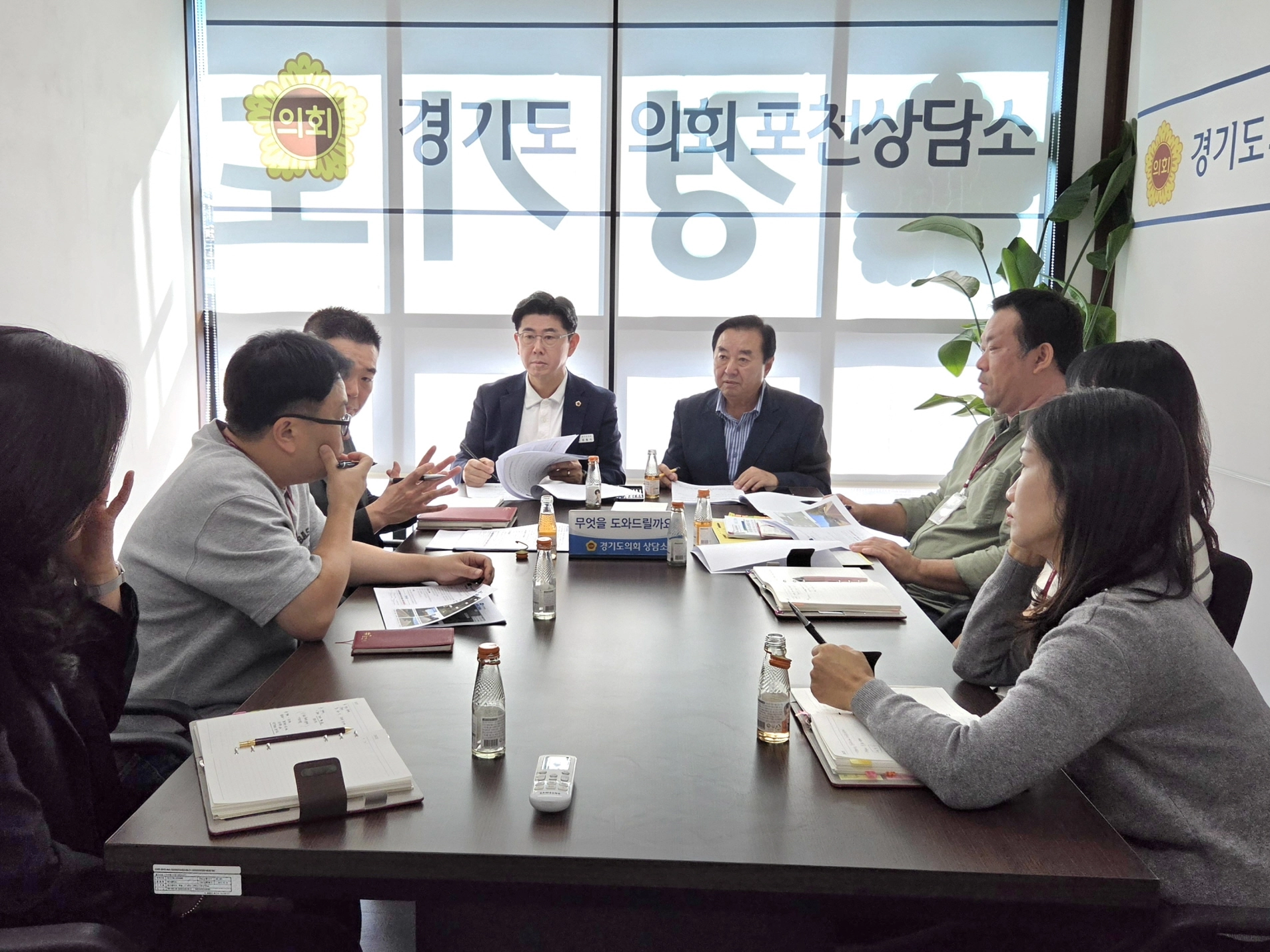 ▲김성남 의원과 윤충식 의원이 21일 경기도의회 포천상담소에서 포천시 도로과 관계자들과 마주 앉아 관내 주요 도로사업 추진 및 도비 확보 방안을 논의하고 있다. (사진=경기도의회)